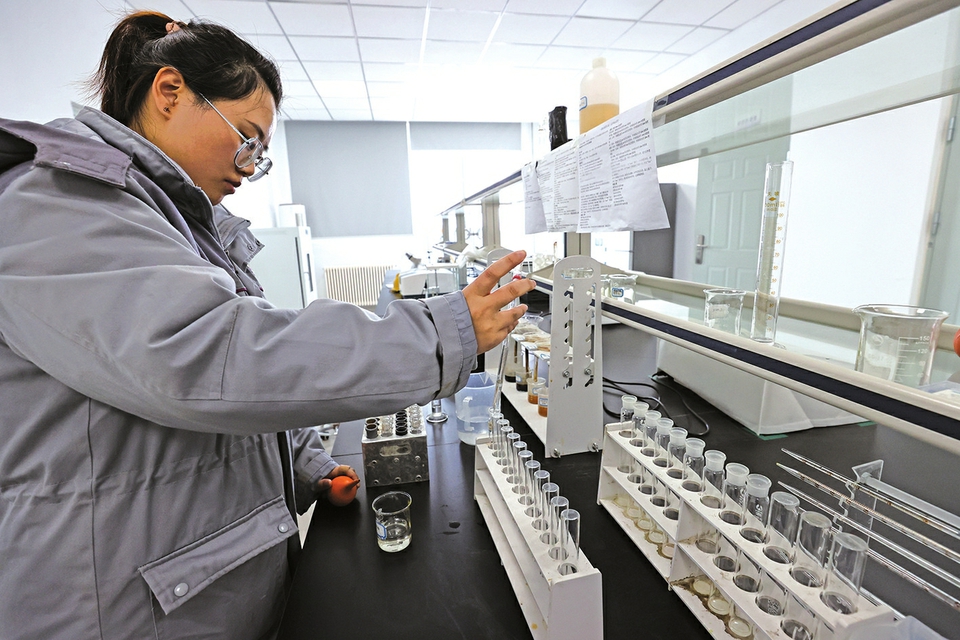 长清马山垃圾焚烧发电项目日焚烧约1500吨，年发电2亿度，可满足近6万户家庭一年的用电 垃圾焚烧 发电生金