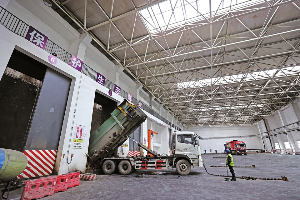 长清马山垃圾焚烧发电项目日焚烧约1500吨，年发电2亿度，可满足近6万户家庭一年的用电 垃圾焚烧 发电生金