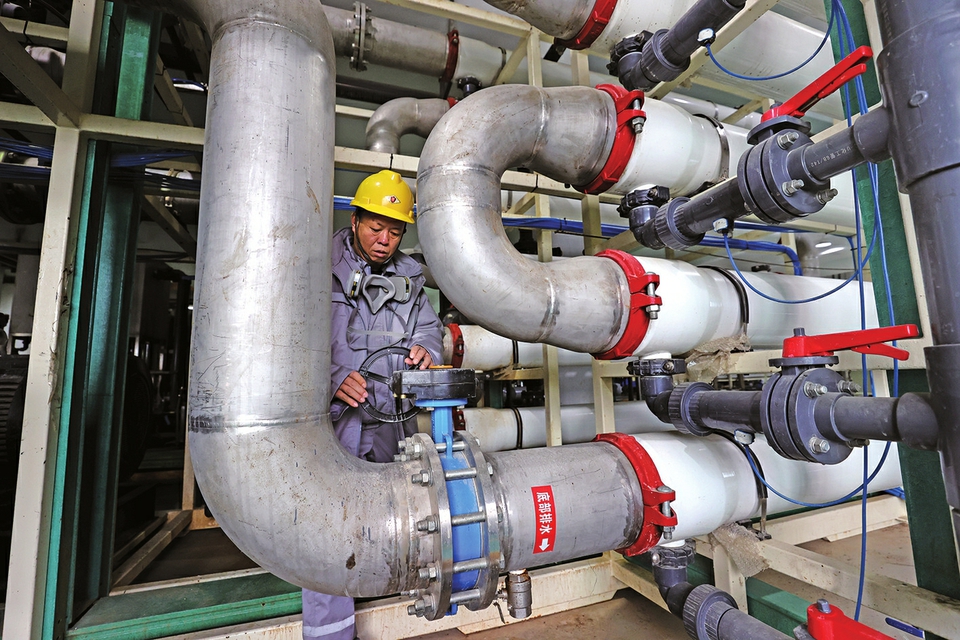 长清马山垃圾焚烧发电项目日焚烧约1500吨，年发电2亿度，可满足近6万户家庭一年的用电 垃圾焚烧 发电生金