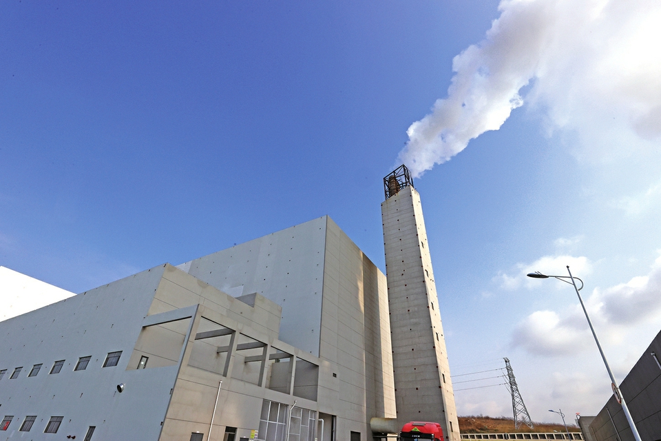 长清马山垃圾焚烧发电项目日焚烧约1500吨，年发电2亿度，可满足近6万户家庭一年的用电 垃圾焚烧 发电生金