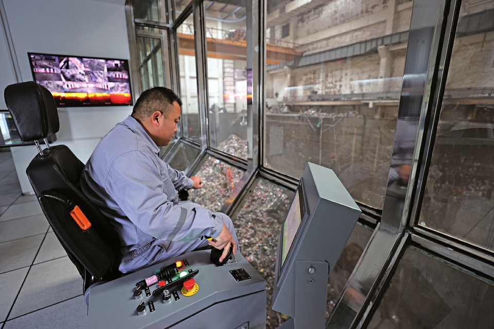 长清马山垃圾焚烧发电项目日焚烧约1500吨，年发电2亿度，可满足近6万户家庭一年的用电 垃圾焚烧 发电生金